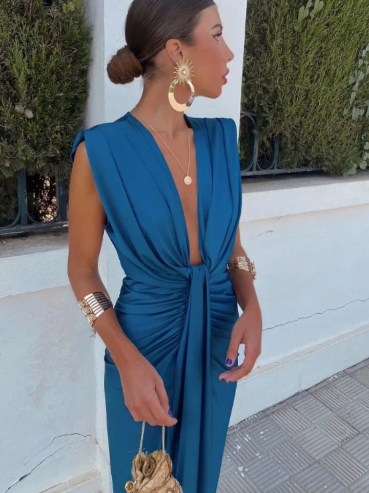 Alinéa™ | Elegant Low-Cut Dress